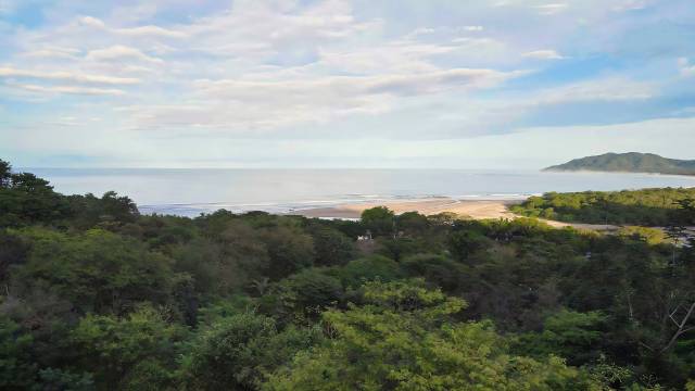 Terrain avec très belle vue mer à vendre dans le domaine le plus prisé de Tamarindo.